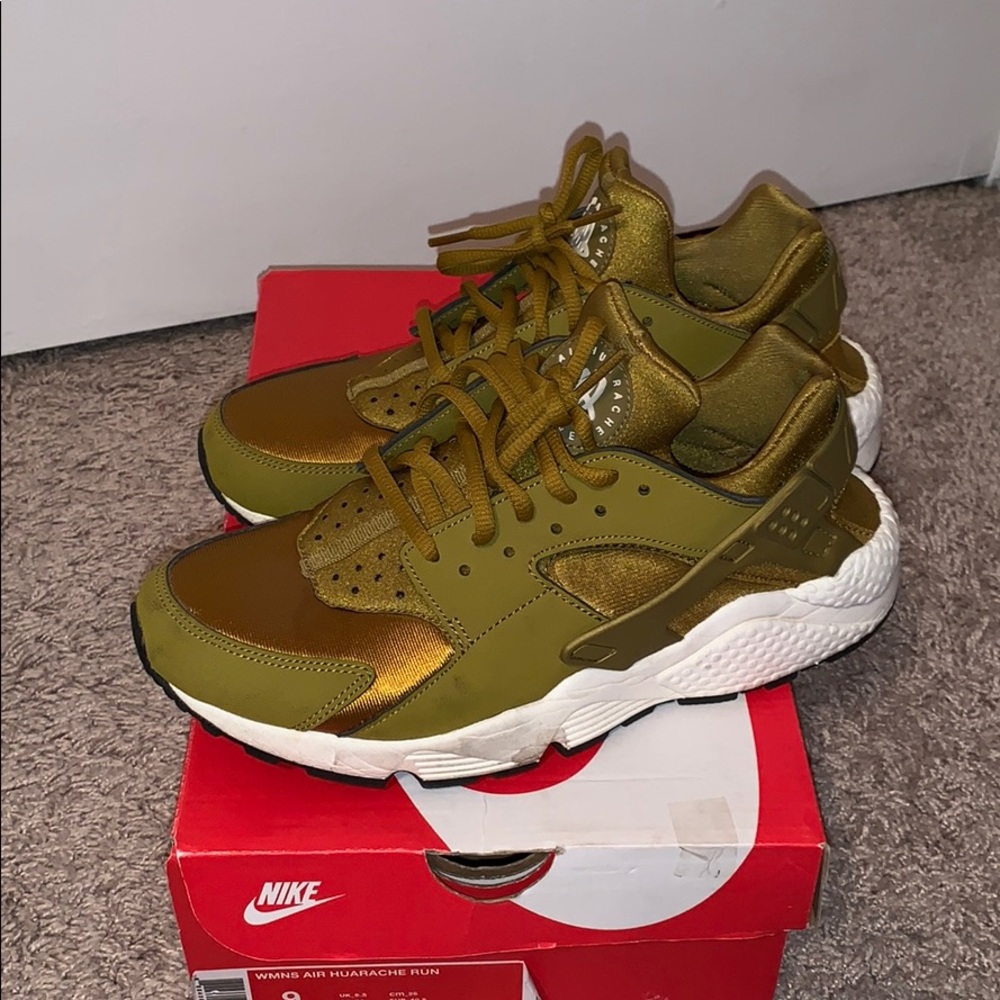 Bronze women’s Nike huarache size 9